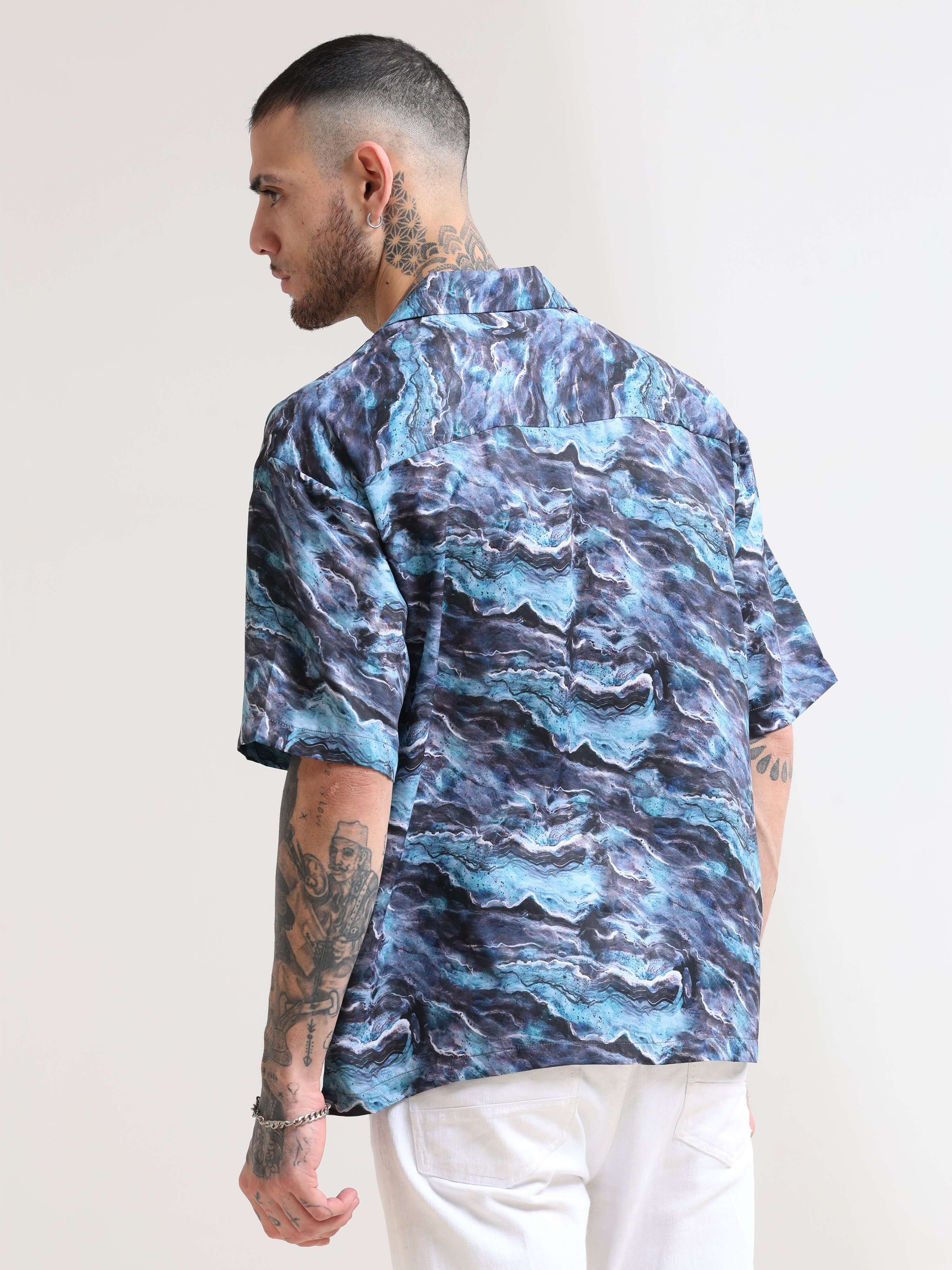 Attico Blue Oversized Shirt shop online at Estilocus. Our Attico Blue Oversized Shirt is perfect for those Hawaiian days. The relaxed fit and lightweight fabric make it comfortable to wear all day. Its classic style is perfect for those summer streetwear