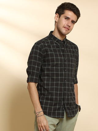 Dark Green Casual Full Sleeve Check Shirt shop online at Estilocus. • Full-sleeve check shirt• Cut and sew placket• Regular collar• Double button square cuff.• Single pocket with logo embroidery• Curved hemline• Finest quality sewing• Machine wash care• S