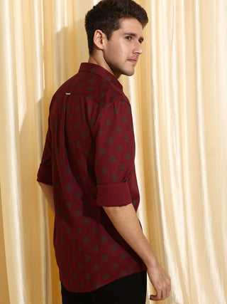 Dobby Dream Maroon Semi Casual Full Sleeve Shirt shop online at Estilocus. • Full-sleeve jacquard shirt• Cut and sew placket• Regular collar• Double button square cuff.• Single pocket with logo embroidery• Curved hemline• Finest quality sewing• Machine wa