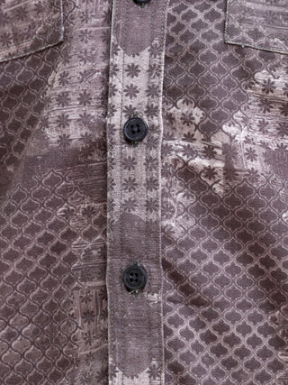 Geometric abstract brown Overshirt - Men's Casual Wear shop online at Estilocus. Elevate your style with the Geometric Brown Overshirt. Perfect for any casual occasion, its abstract design and regular fit offer modern comfort.