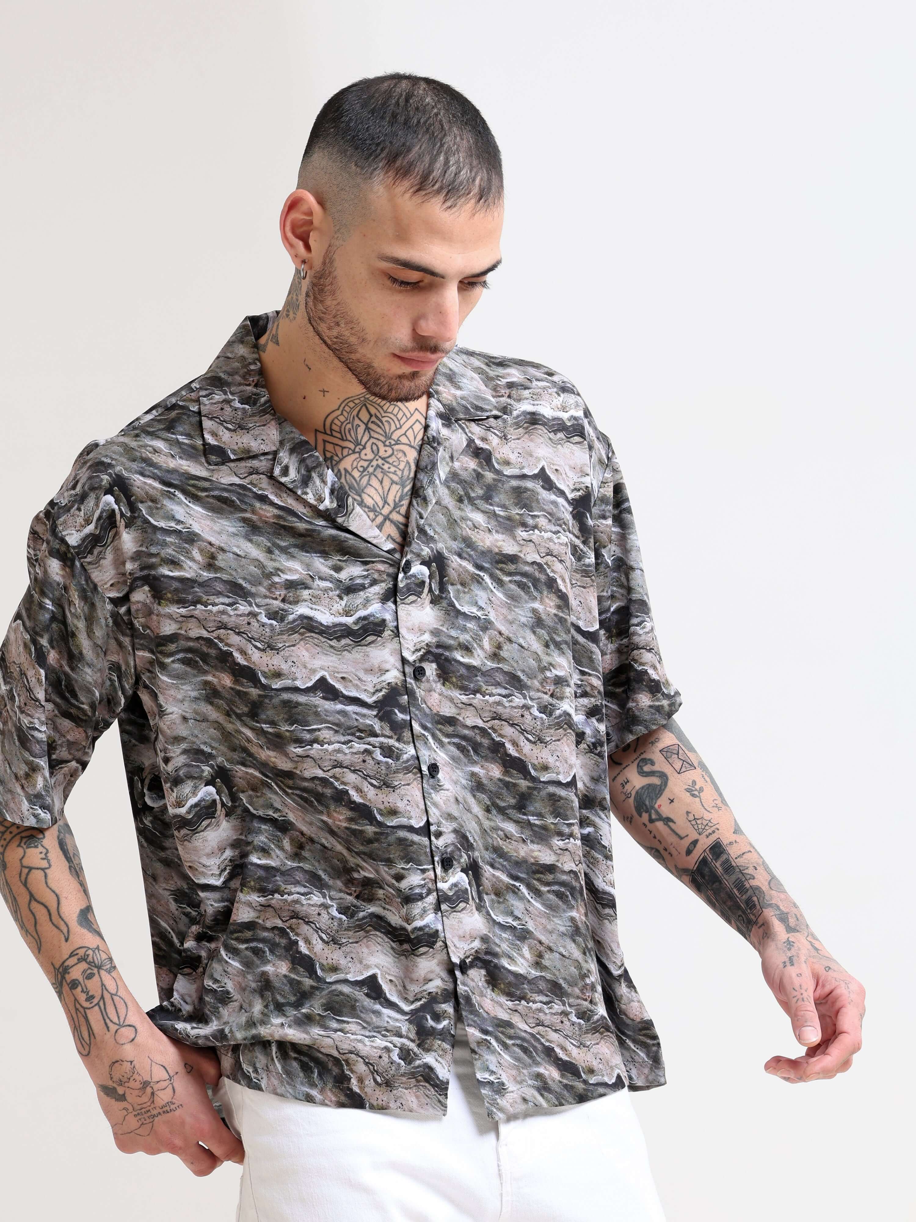 The Attico Oversized Shirt shop online at Estilocus. Our Attico Oversized Shirt is perfect for those sunny days. The relaxed fit and lightweight fabric make it comfortable to wear all day. Its classic style is perfect for those summer streetwear looks. PR