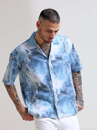 Blue Camp Oversized Shirt shop online at Estilocus. Our Blue Camp Oversized Shirt is perfect for those Hawaiian days. The relaxed fit and lightweight fabric make it comfortable to wear all day. Its classic style is perfect for those summer streetwear look