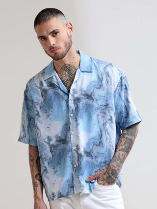 Blue Camp Oversized Shirt shop online at Estilocus. Our Blue Camp Oversized Shirt is perfect for those Hawaiian days. The relaxed fit and lightweight fabric make it comfortable to wear all day. Its classic style is perfect for those summer streetwear look