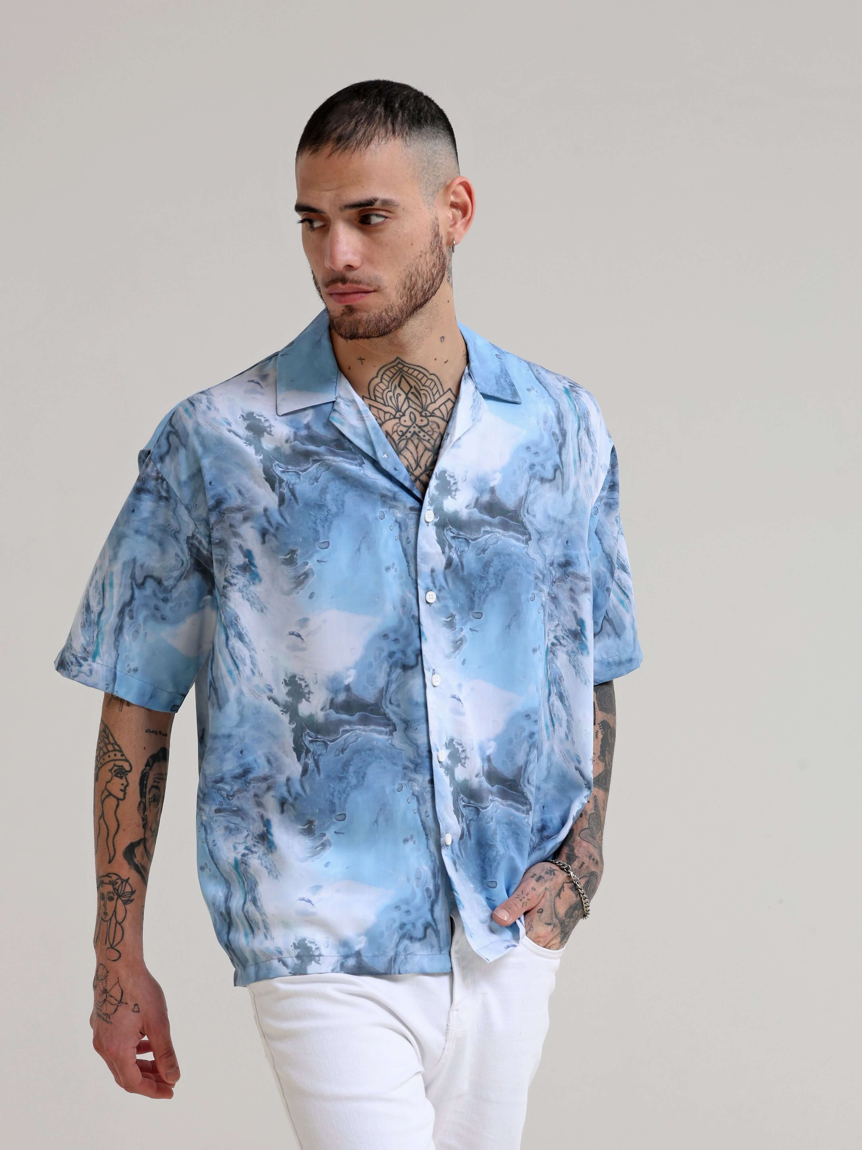 Blue Camp Oversized Shirt shop online at Estilocus. Our Blue Camp Oversized Shirt is perfect for those Hawaiian days. The relaxed fit and lightweight fabric make it comfortable to wear all day. Its classic style is perfect for those summer streetwear look