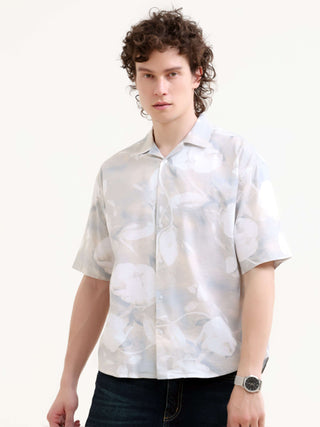 Men's Tropical Print Shirt - Summer Casual | Mirajo shop online at Estilocus. Embrace summer with Mirajo's oversized tropical shirt. Ideal for a relaxed, casual look - new arrival, ready for Hawaiian days & street style.