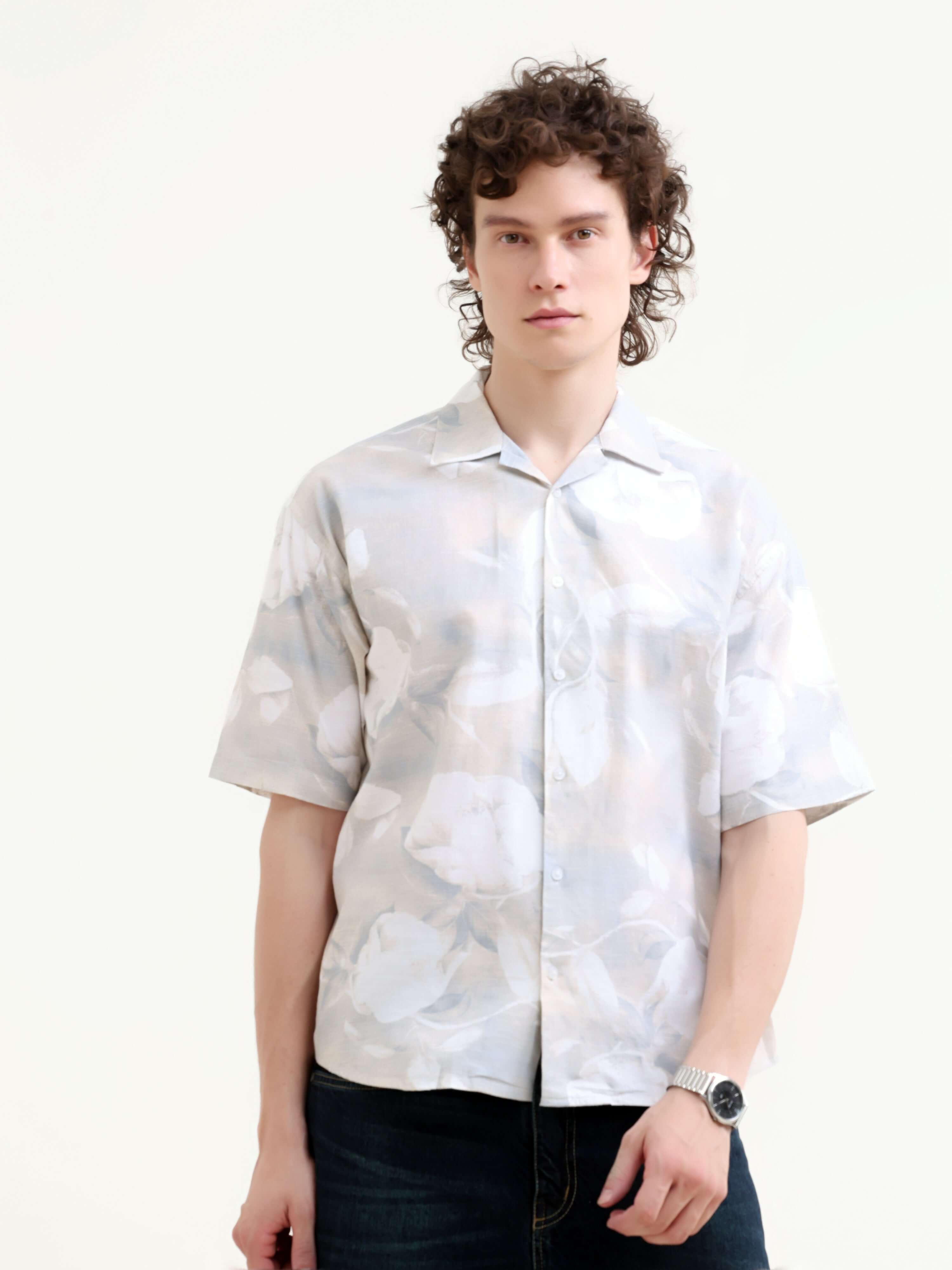 Men's Tropical Print Shirt - Summer Casual | Mirajo shop online at Estilocus. Embrace summer with Mirajo's oversized tropical shirt. Ideal for a relaxed, casual look - new arrival, ready for Hawaiian days & street style.