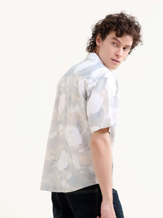 Men's Tropical Print Shirt - Summer Casual | Mirajo shop online at Estilocus. Embrace summer with Mirajo's oversized tropical shirt. Ideal for a relaxed, casual look - new arrival, ready for Hawaiian days & street style.