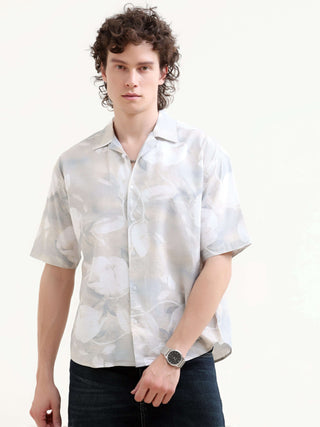 Men's Tropical Print Shirt - Summer Casual | Mirajo shop online at Estilocus. Embrace summer with Mirajo's oversized tropical shirt. Ideal for a relaxed, casual look - new arrival, ready for Hawaiian days & street style.