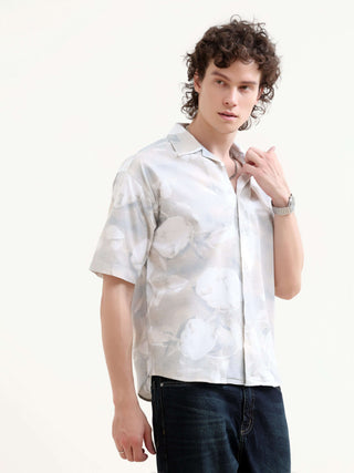 Men's Tropical Print Shirt - Summer Casual | Mirajo shop online at Estilocus. Embrace summer with Mirajo's oversized tropical shirt. Ideal for a relaxed, casual look - new arrival, ready for Hawaiian days & street style.