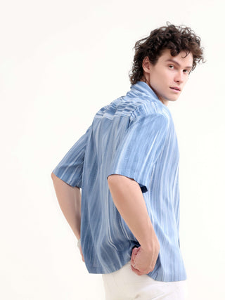 Men's Pastel Blue Oversized Shirt - Summer Casual shop online at Estilocus. Shop new arrivals: Tonal pastel blue shirt for a relaxed summer style. Lightweight, oversized fit for ultimate comfort. Order yours today!