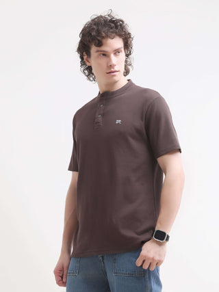 Pinnacle Brown Henley T-Shirt for Men - Shop Now shop online at Estilocus. Discover the comfort of our 100% Cotton Pinnacle Henley T-Shirt. Perfect for summer, it's a new arrival that complements any casual menswear. Shop today!