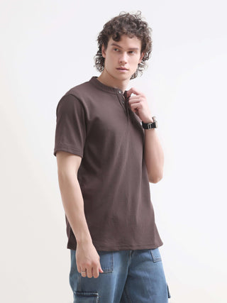 Pinnacle Brown Henley T-Shirt for Men - Shop Now shop online at Estilocus. Discover the comfort of our 100% Cotton Pinnacle Henley T-Shirt. Perfect for summer, it's a new arrival that complements any casual menswear. Shop today!