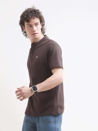 Pinnacle Brown Henley T-Shirt for Men - Shop Now shop online at Estilocus. Discover the comfort of our 100% Cotton Pinnacle Henley T-Shirt. Perfect for summer, it's a new arrival that complements any casual menswear. Shop today!