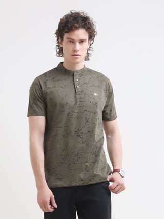 Olive Green Henley T-Shirt - New Men's Casual Wear shop online at Estilocus. Explore the latest in men's fashion with our olive green Henley tee. Perfect for summer, 100% cotton, and a comfortable regular fit. Shop now!