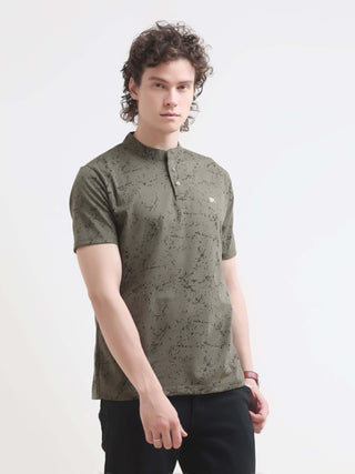 Olive Green Henley T-Shirt - New Men's Casual Wear shop online at Estilocus. Explore the latest in men's fashion with our olive green Henley tee. Perfect for summer, 100% cotton, and a comfortable regular fit. Shop now!