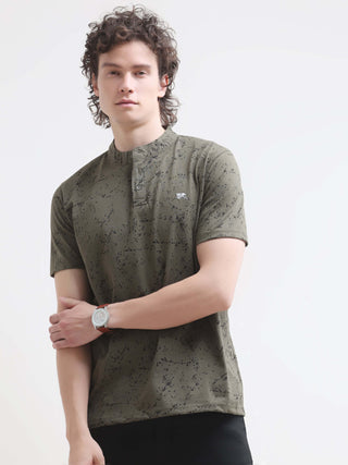 Olive Green Henley T-Shirt - New Men's Casual Wear shop online at Estilocus. Explore the latest in men's fashion with our olive green Henley tee. Perfect for summer, 100% cotton, and a comfortable regular fit. Shop now!