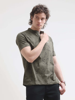 Olive Green Henley T-Shirt - New Men's Casual Wear shop online at Estilocus. Explore the latest in men's fashion with our olive green Henley tee. Perfect for summer, 100% cotton, and a comfortable regular fit. Shop now!