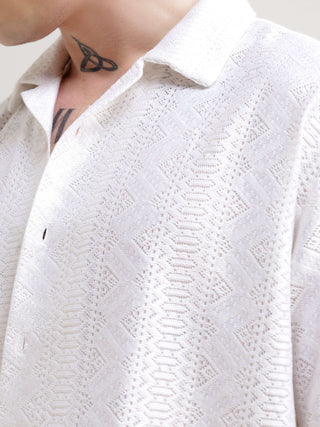 Texturiche quad white crochet oversized shirt - Men's Casual Wear shop online at Estilocus. Embrace Hawaiian vibes with our oversized, lightweight white crochet shirt. Perfect for summer streetwear. Comfort meets style!