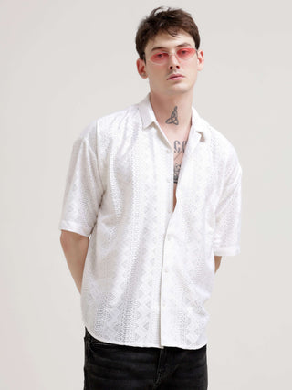 Texturiche quad white crochet oversized shirt - Men's Casual Wear shop online at Estilocus. Embrace Hawaiian vibes with our oversized, lightweight white crochet shirt. Perfect for summer streetwear. Comfort meets style!