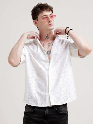 Texturiche quad white crochet oversized shirt - Men's Casual Wear shop online at Estilocus. Embrace Hawaiian vibes with our oversized, lightweight white crochet shirt. Perfect for summer streetwear. Comfort meets style!