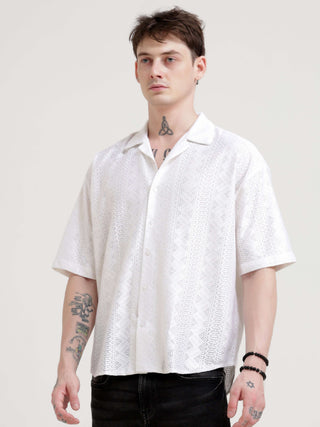 Texturiche quad white crochet oversized shirt - Men's Casual Wear shop online at Estilocus. Embrace Hawaiian vibes with our oversized, lightweight white crochet shirt. Perfect for summer streetwear. Comfort meets style!