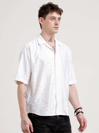 Texturiche quad white crochet oversized shirt - Men's Casual Wear shop online at Estilocus. Embrace Hawaiian vibes with our oversized, lightweight white crochet shirt. Perfect for summer streetwear. Comfort meets style!