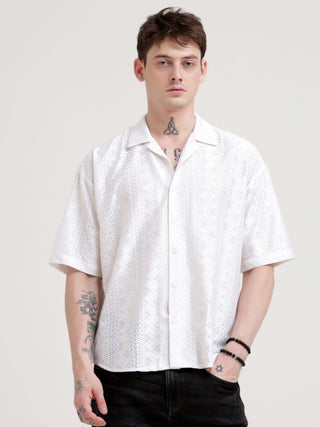 Texturiche quad white crochet oversized shirt - Men's Casual Wear shop online at Estilocus. Embrace Hawaiian vibes with our oversized, lightweight white crochet shirt. Perfect for summer streetwear. Comfort meets style!