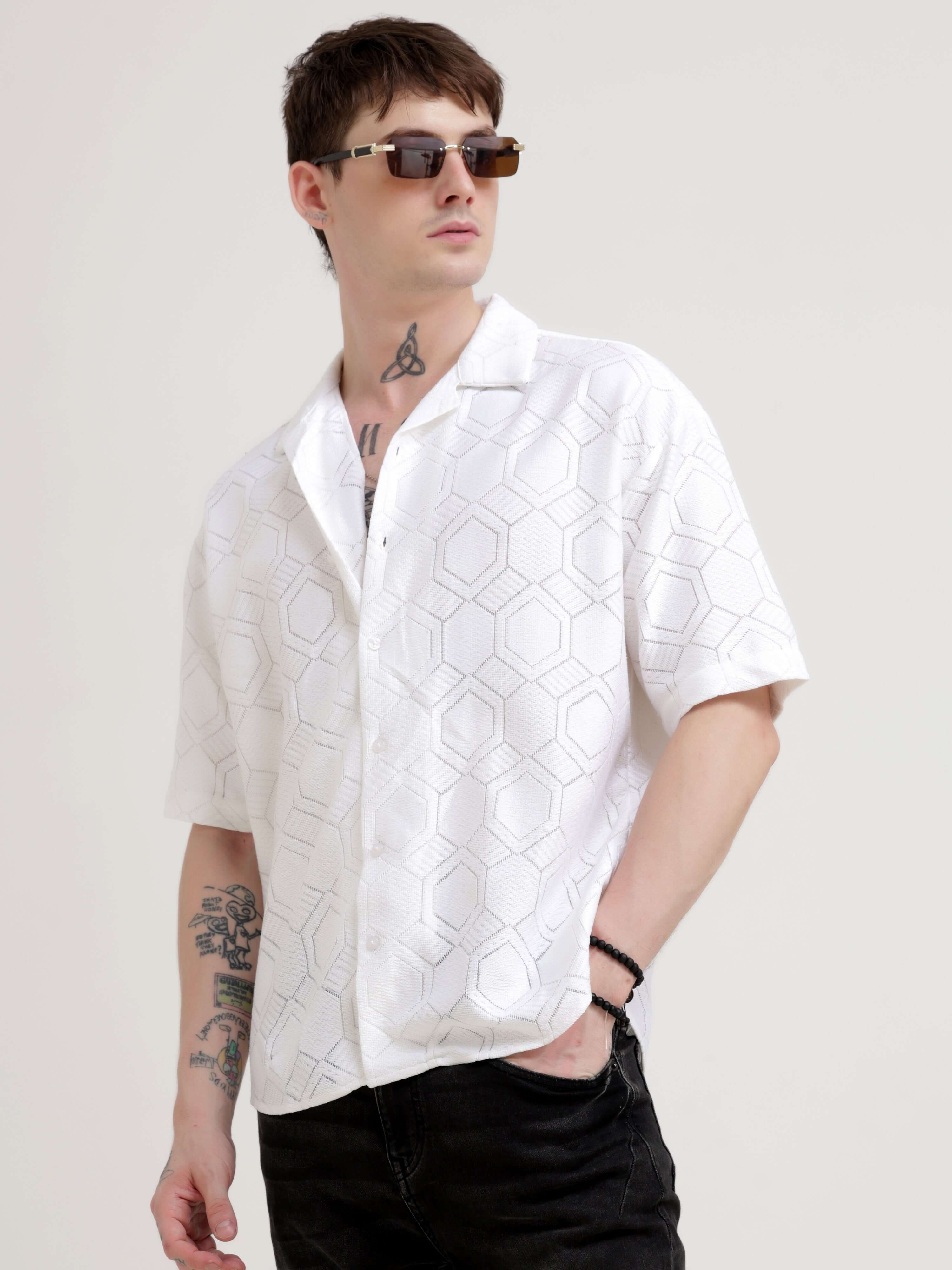 Texturiche quad off-white crochet oversized shirt - Men's Casual Wear shop online at Estilocus. Dive into Hawaiian vibes with our oversized off-white crochet shirt. Perfect for summer, it promises style & comfort. Ideal for streetwear looks.
