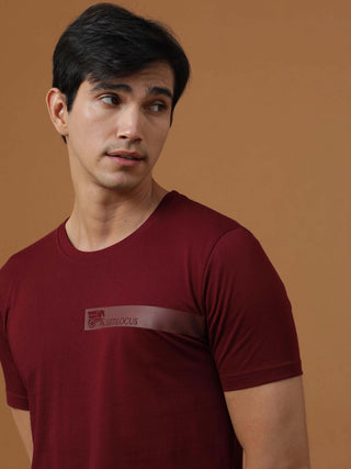 Burgundy Hd Printed Logo T Shirt shop online at Estilocus. 100% Cotton Designed and printed on knitted fabric. The fabric is stretchy and lightweight, with a soft skin feel and no wrinkles. Crew neck collar which is smooth on the neck and keeps you comfor