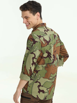 Camo Cargo army shirt shop online at Estilocus. 100% Cotton • Full-sleeve camo print shirt• Cut and sew placket• Regular collar• Double button edge cuff • Double pocket with flap • Curved bottom hemline . • All double needle construction, finest quality s