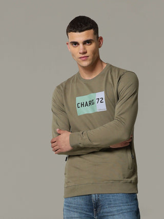 Charg Green Sweat Shirt shop online at Estilocus. • Crew neck • Long sleeve • Ribbing around neckline, Cuff & hem • High quality print and fine embroidery Fit : Comfort fit Size : The model is wearing M size Model height : 6 Feet Wash care : Cold machine