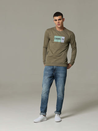 Charg Green Sweat Shirt shop online at Estilocus. • Crew neck • Long sleeve • Ribbing around neckline, Cuff & hem • High quality print and fine embroidery Fit : Comfort fit Size : The model is wearing M size Model height : 6 Feet Wash care : Cold machine