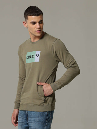 Charg Green Sweat Shirt shop online at Estilocus. • Crew neck • Long sleeve • Ribbing around neckline, Cuff & hem • High quality print and fine embroidery Fit : Comfort fit Size : The model is wearing M size Model height : 6 Feet Wash care : Cold machine