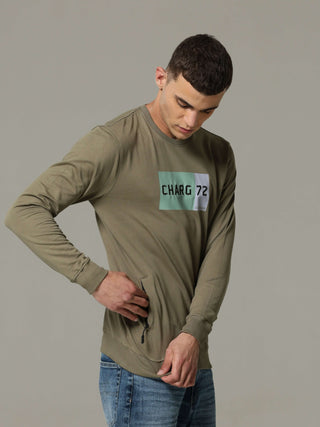 Charg Green Sweat Shirt shop online at Estilocus. • Crew neck • Long sleeve • Ribbing around neckline, Cuff & hem • High quality print and fine embroidery Fit : Comfort fit Size : The model is wearing M size Model height : 6 Feet Wash care : Cold machine