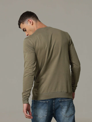 Charg Green Sweat Shirt shop online at Estilocus. • Crew neck • Long sleeve • Ribbing around neckline, Cuff & hem • High quality print and fine embroidery Fit : Comfort fit Size : The model is wearing M size Model height : 6 Feet Wash care : Cold machine