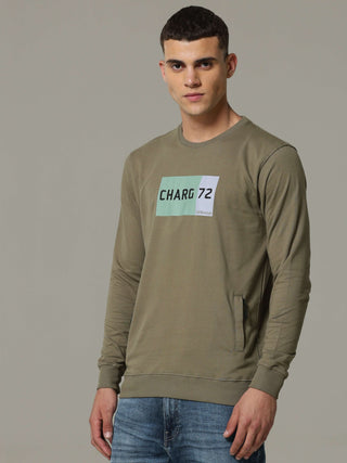 Charg Green Sweat Shirt shop online at Estilocus. • Crew neck • Long sleeve • Ribbing around neckline, Cuff & hem • High quality print and fine embroidery Fit : Comfort fit Size : The model is wearing M size Model height : 6 Feet Wash care : Cold machine