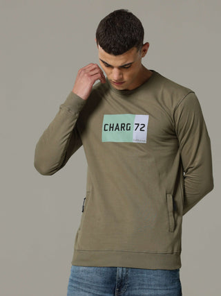 Charg Green Sweat Shirt shop online at Estilocus. • Crew neck • Long sleeve • Ribbing around neckline, Cuff & hem • High quality print and fine embroidery Fit : Comfort fit Size : The model is wearing M size Model height : 6 Feet Wash care : Cold machine