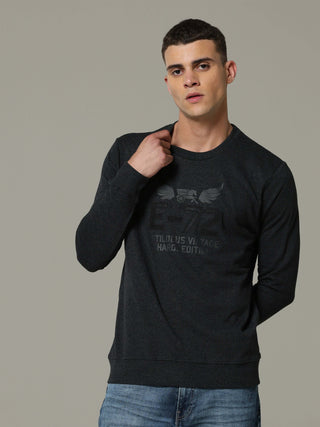 Vintage Edition Charcoal Grey Sweat Shirt shop online at Estilocus. • Crew neck • Long sleeve • Ribbing around neckline, Cuff & hem • High quality print and fine embroidery Fit : Comfort fit Size : The model is wearing M size Model height : 6 Feet Wash ca