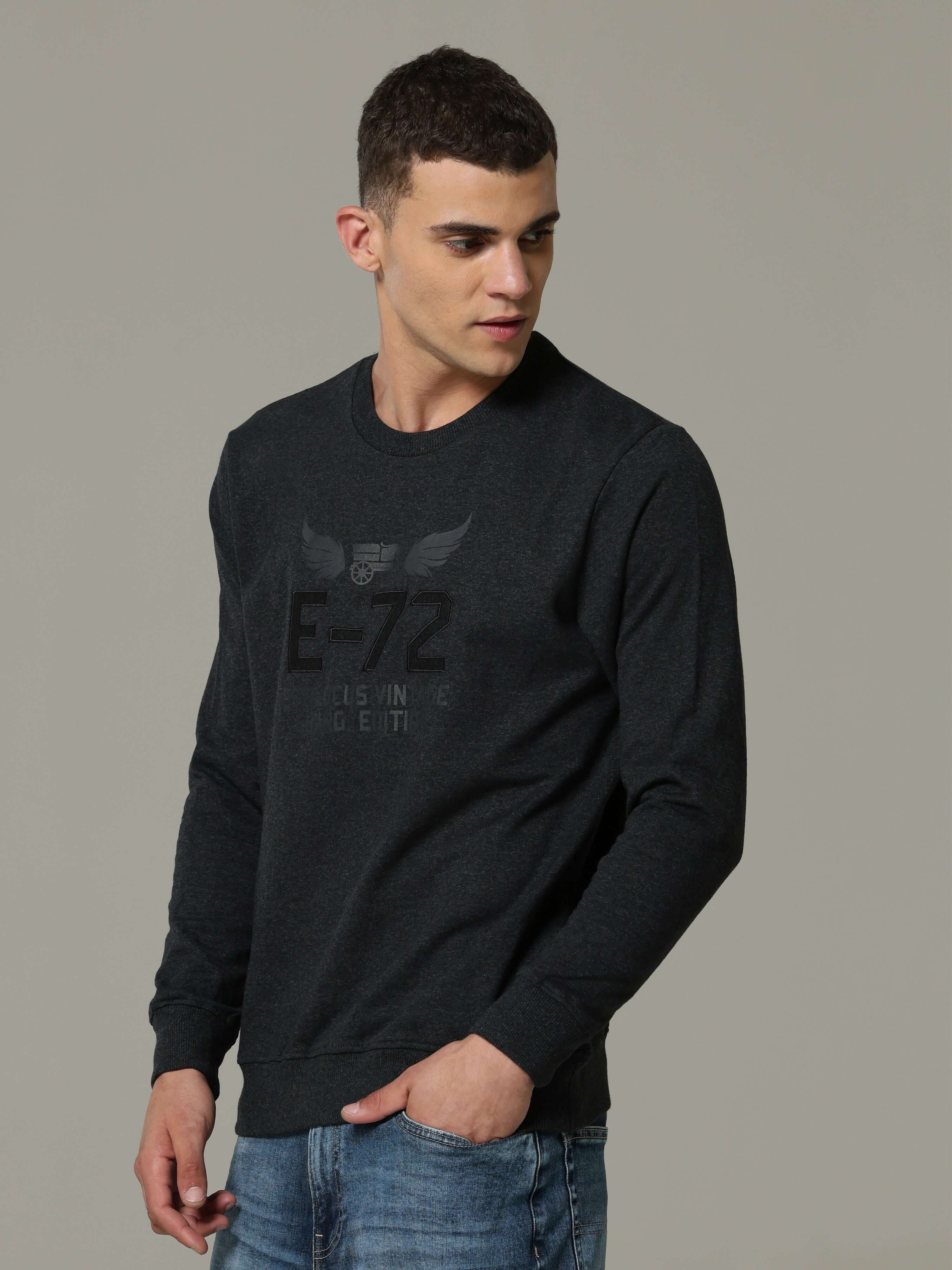 Vintage Edition Charcoal Grey Sweat Shirt shop online at Estilocus. • Crew neck • Long sleeve • Ribbing around neckline, Cuff & hem • High quality print and fine embroidery Fit : Comfort fit Size : The model is wearing M size Model height : 6 Feet Wash ca