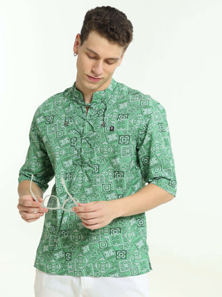 Oversized green colour printed kurta shop online at Estilocus. • Five-sleeve stripe printed kurta• Mandarin collar• Single button square cuff.• Single pocket with logo embroidery• Curved hemline• All Single-needle construction, finest quality sewing• Mach