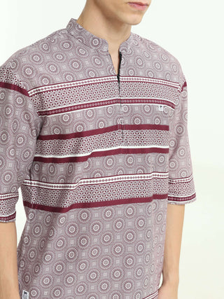 Oversized maroon colour printed kurta shop online at Estilocus. • Five-sleeve stripe printed kurta• Mandarin collar• Single button square cuff.• Single pocket with logo embroidery• Curved hemline• All Single-needle construction, finest quality sewing• Mac