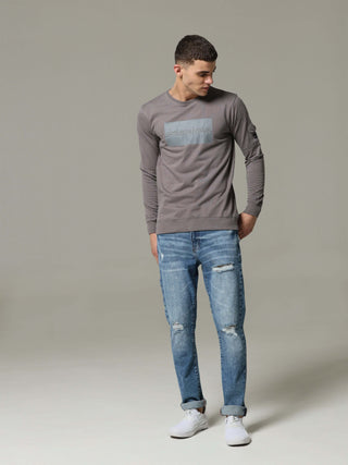 Charg Cargo Steel Grey Sweat Shirt shop online at Estilocus. • Crew neck• Long sleeve• Ribbing around neckline, cuff & hem• High quality print Fit : Comfort fit Size : The model is wearing M size Model height : 6 Feet Wash care : Cold machine wash