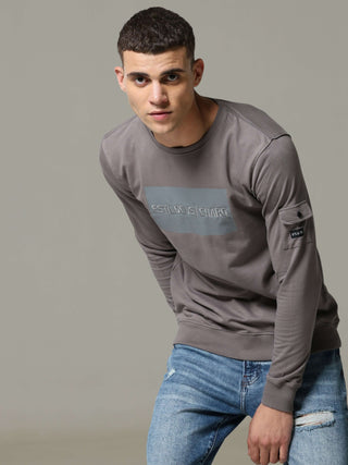 Charg Cargo Steel Grey Sweat Shirt shop online at Estilocus. • Crew neck• Long sleeve• Ribbing around neckline, cuff & hem• High quality print Fit : Comfort fit Size : The model is wearing M size Model height : 6 Feet Wash care : Cold machine wash