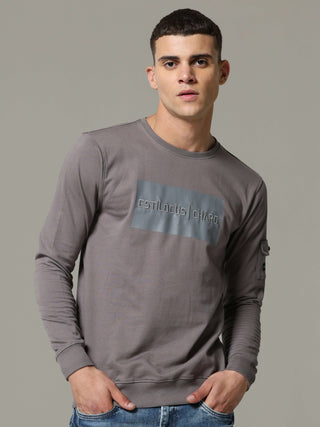 Charg Cargo Steel Grey Sweat Shirt shop online at Estilocus. • Crew neck• Long sleeve• Ribbing around neckline, cuff & hem• High quality print Fit : Comfort fit Size : The model is wearing M size Model height : 6 Feet Wash care : Cold machine wash