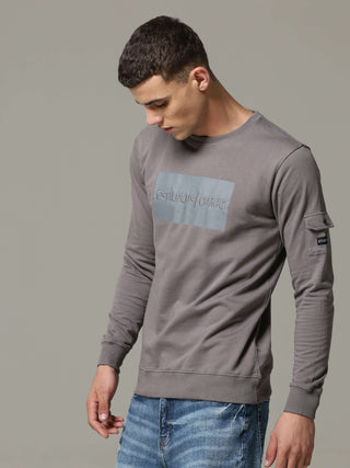 Charg Cargo Steel Grey Sweat Shirt shop online at Estilocus. • Crew neck• Long sleeve• Ribbing around neckline, cuff & hem• High quality print Fit : Comfort fit Size : The model is wearing M size Model height : 6 Feet Wash care : Cold machine wash