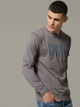 Charg Cargo Steel Grey Sweat Shirt shop online at Estilocus. • Crew neck• Long sleeve• Ribbing around neckline, cuff & hem• High quality print Fit : Comfort fit Size : The model is wearing M size Model height : 6 Feet Wash care : Cold machine wash