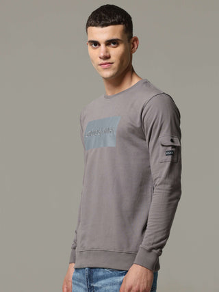 Charg Cargo Steel Grey Sweat Shirt shop online at Estilocus. • Crew neck• Long sleeve• Ribbing around neckline, cuff & hem• High quality print Fit : Comfort fit Size : The model is wearing M size Model height : 6 Feet Wash care : Cold machine wash