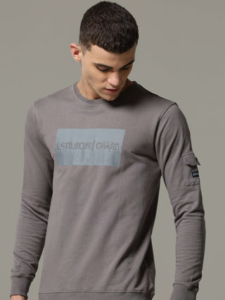 Charg Cargo Steel Grey Sweat Shirt shop online at Estilocus. • Crew neck• Long sleeve• Ribbing around neckline, cuff & hem• High quality print Fit : Comfort fit Size : The model is wearing M size Model height : 6 Feet Wash care : Cold machine wash