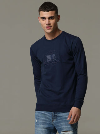 Invisible Blue Sweat Shirt shop online at Estilocus. • Crew neck• Long sleeve• Ribbing around neckline, Cuff & hem• High-quality print and fine embroidery.• Invisible zipper at sleeve Fit : Comfort fit Size : The model is wearing M size Model height : 6 F