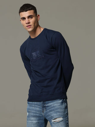 Invisible Blue Sweat Shirt shop online at Estilocus. • Crew neck• Long sleeve• Ribbing around neckline, Cuff & hem• High-quality print and fine embroidery.• Invisible zipper at sleeve Fit : Comfort fit Size : The model is wearing M size Model height : 6 F